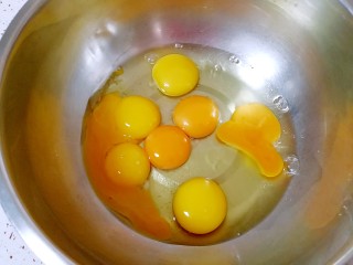 蜂蜜凹蛋糕, 打蛋盆里打入2个全蛋和6个蛋黄（有两个蛋黄散了，不影响）。