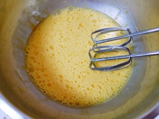蜂蜜凹蛋糕, 用电动打蛋器低速打散。