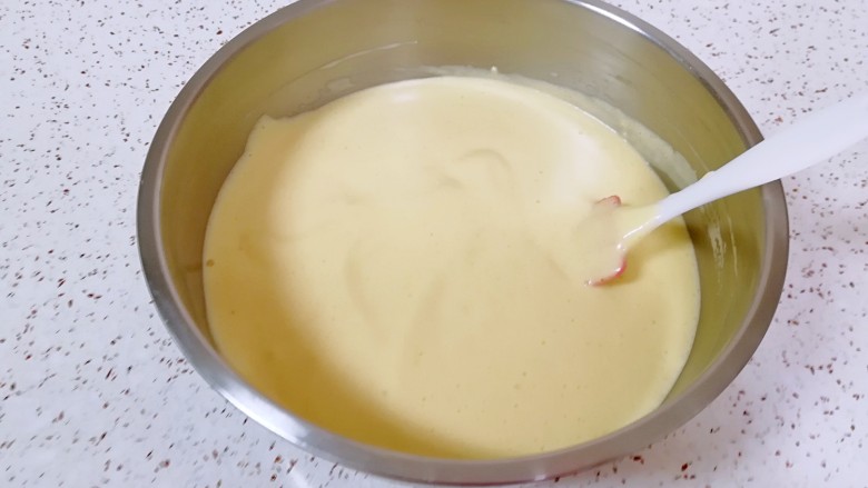 蜂蜜凹蛋糕,用硅胶刮刀翻拌至无干粉无颗粒，烤箱上下管170度预热。