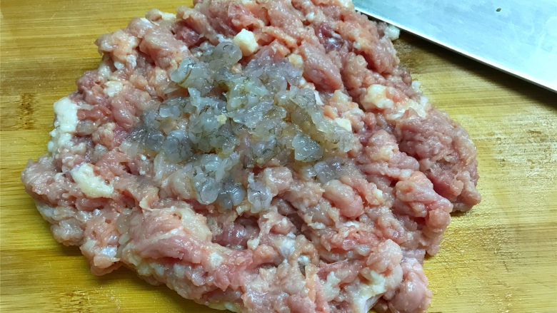 芝士大虾月饼,猪肉洗净后剁碎，和剩下的虾一起剁碎后拌匀。