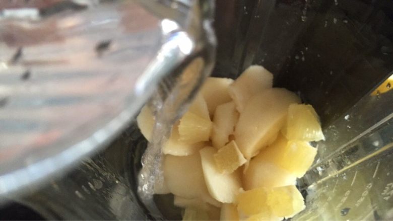 鲜榨柠檬梨子汁,切好的梨和柠檬一起倒入九阳破壁机内，然后倒入纯净水；