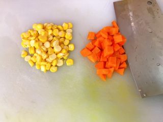 香辣肥牛蒸饭,准备好玉米粒和胡萝卜丁。