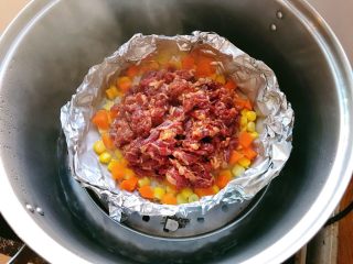 香辣肥牛蒸饭,放入牛肉。继续盖上锅盖。