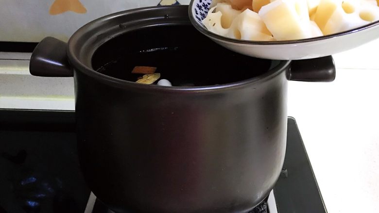 砂锅脊骨鲜藕汤,加入鲜藕块