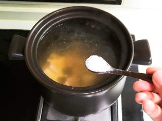 砂锅脊骨鲜藕汤,加入4克精盐调匀