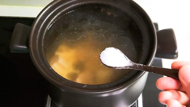 砂锅脊骨鲜藕汤,加入4克精盐调匀
