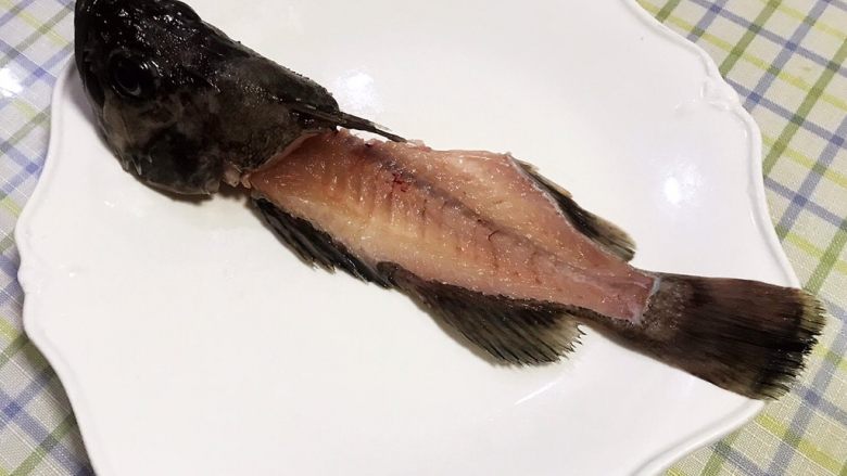 黑鱼刺身,将鱼头和鱼骨摆入盘中