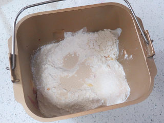 美美哒~【豆沙麻薯面包】,将面包材料（黄油除外）放入面包机桶内