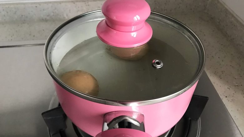 红烧凤爪卤蛋,锅内煮适量清水，放入鸡蛋，大火烧开之后转小火煮四分钟，然后熄火焖两分钟