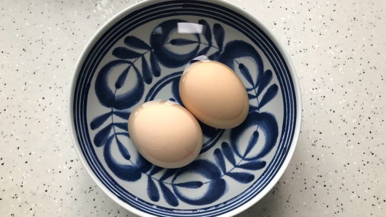 红烧凤爪卤蛋,煮好的鸡蛋泡冷水片刻