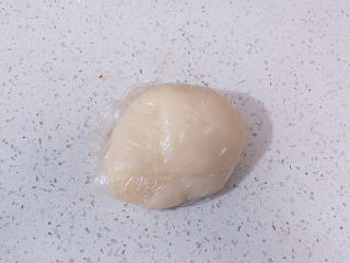 美美哒~【豆沙麻薯面包】,用保鲜膜包起来