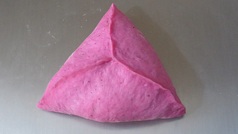 美美哒~【豆沙麻薯面包】,捏成三角形，一定要封好收口，不然烤时会爆开