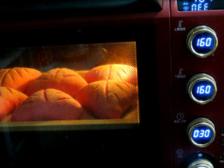 美美哒~【豆沙麻薯面包】,放入烤箱，烤箱温度调至上下160度，烤30分钟左右，要及时盖上锡纸，防止上色。我是烤到10分钟左右就盖上了锡纸