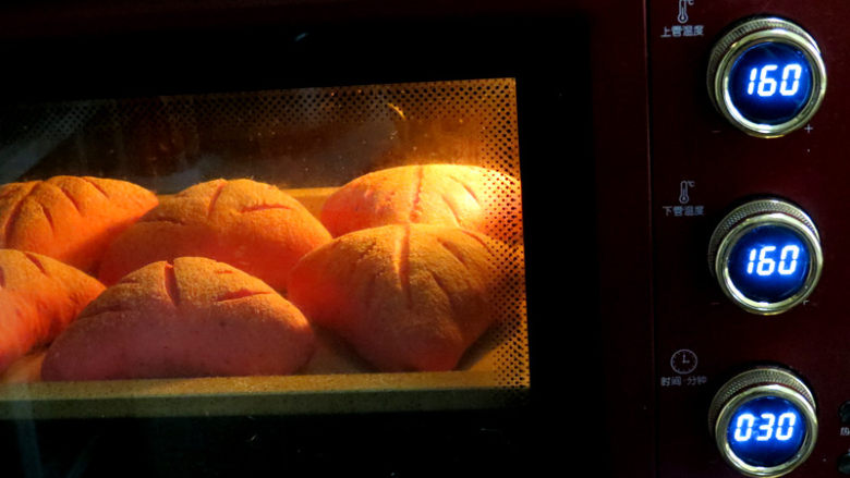 美美哒~【豆沙麻薯面包】,放入烤箱，烤箱温度调至上下160度，烤30分钟左右，要及时盖上锡纸，防止上色。我是烤到10分钟左右就盖上了锡纸