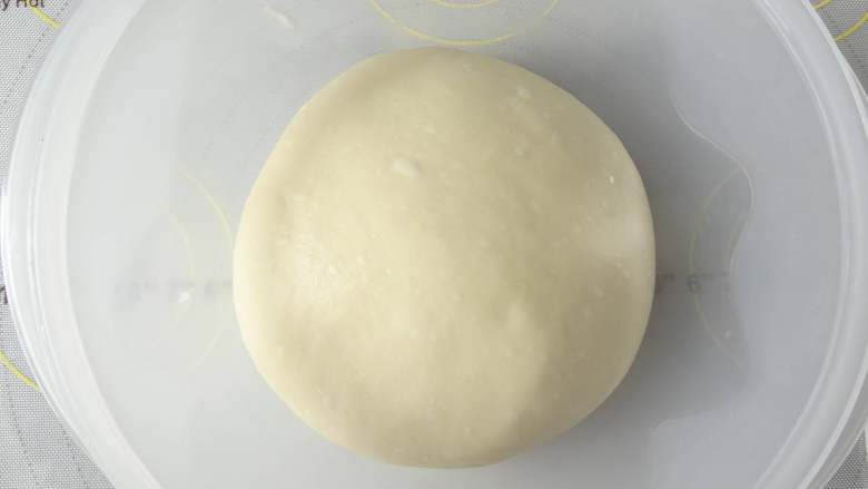 香葱芝士肠仔包,整理成光滑的面团放入发酵碗中盖上保鲜膜开始一发，室温发酵一小时