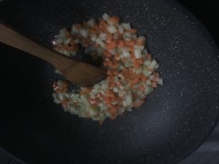 素臊子面,炒锅放油，油热到入土豆和胡萝卜