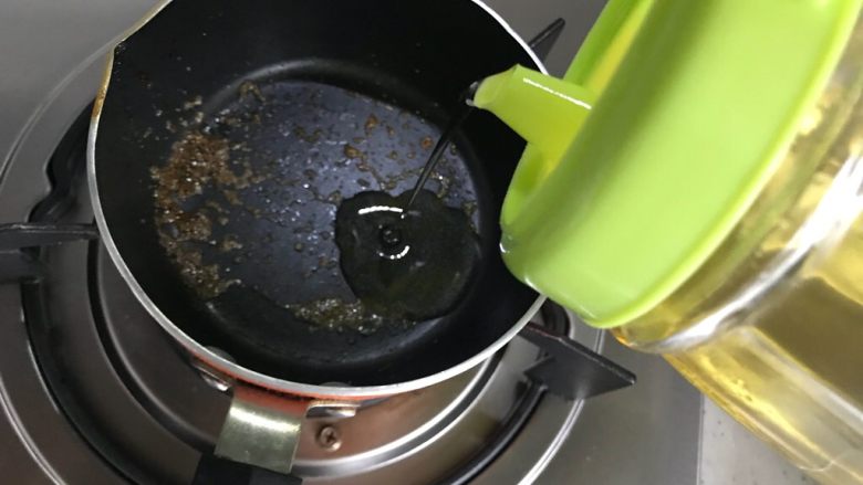 葱油白灼芥兰,小锅不用洗，直接倒入适量食用油，煮热