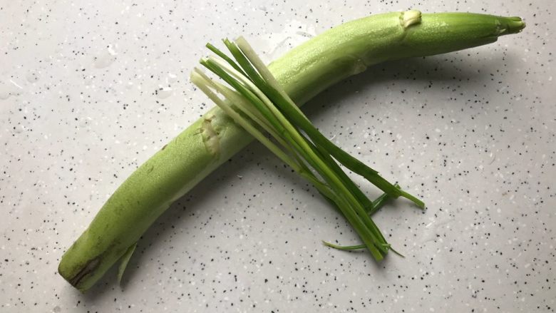 葱油白灼芥兰,首先我们准备好所有食材