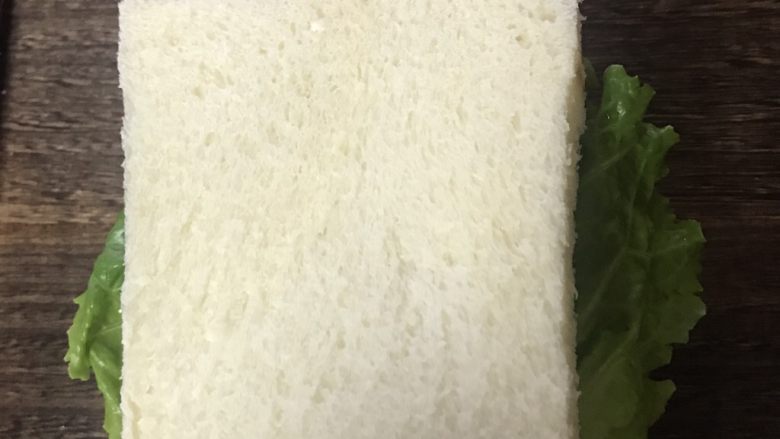 蟹肉沙律三明治,盖上最后一片面包片
