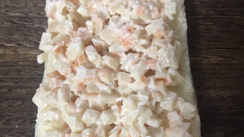蟹肉沙律三明治,均匀地铺上蟹肉沙律