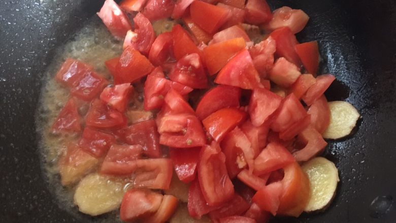番茄牛肉丸,加入番茄炒出汁