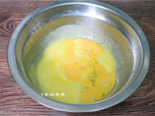 香葱曲奇饼,将蛋液倒入黄油中；