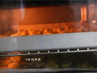 香葱曲奇饼,以上下火，150度烤30至35分钟；