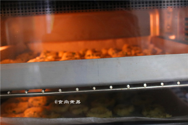 香葱曲奇饼,以上下火，150度烤30至35分钟；