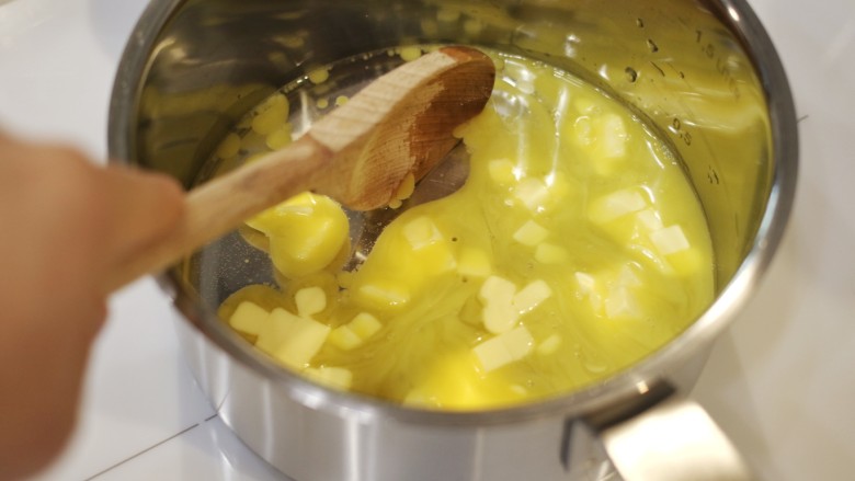 咸蛋黄泡芙月饼,中火热一个深锅, 倒入水, 黄油, 盐, 直到开始冒小泡