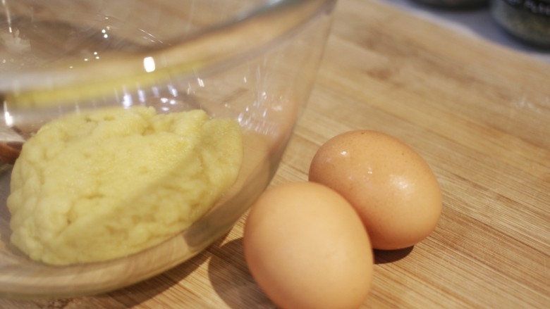咸蛋黄泡芙月饼,放置一大玻璃碗, 置凉, 直到室温