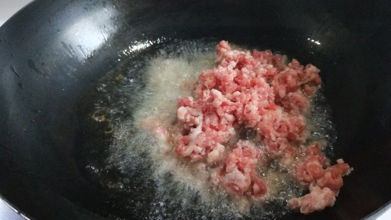 新文美食  麻婆豆腐,倒入肉馅。