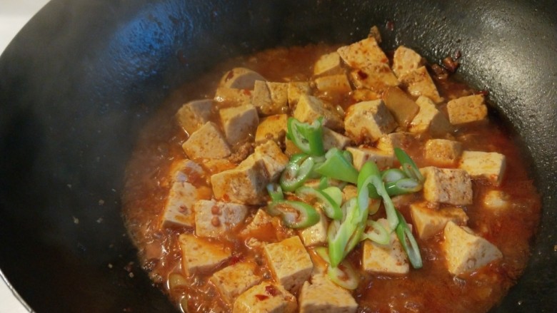 新文美食  麻婆豆腐,加入葱花。