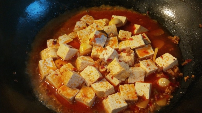 新文美食  麻婆豆腐,翻炒均匀在加入适量开水。
