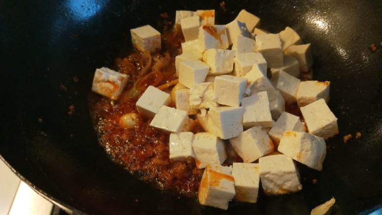 新文美食  麻婆豆腐,倒入豆腐。