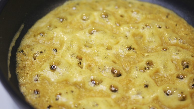 咸蛋黄泡芙月饼,倒入全部的咸蛋黄, 慢慢地搅拌均匀. 直到冒出泡.