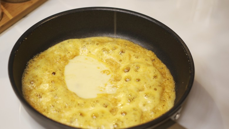 咸蛋黄泡芙月饼,加入炼乳, 关火, 搅匀, 倒入碗里放凉备用.