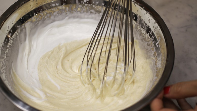 咸蛋黄泡芙月饼,将鲜奶油用打蛋器打发, 直到奶油尖不会垂下.拌入碗里, 搅拌均匀.