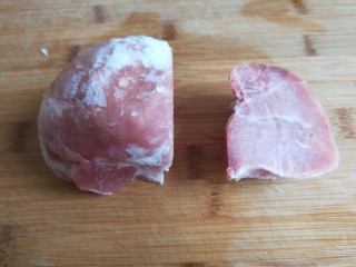 新文美食  葱爆猪肉片,瘦猪肉提前解冻20分钟，能切开就可以。