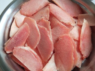 新文美食  葱爆猪肉片,切好的肉片还冻的在放入盆中解冻。