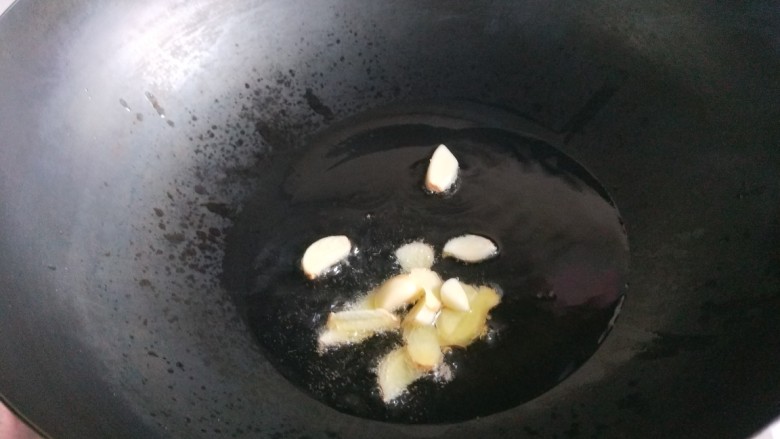 新文美食  葱爆猪肉片,在用炒锅放入适量油，姜蒜爆香。