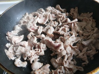 新文美食  葱爆猪肉片,把肉片滑开变色关火。