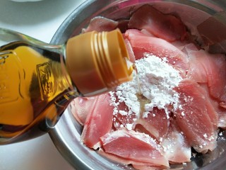 新文美食  葱爆猪肉片,等肉片完全化了在加入适量淀粉，料酒。