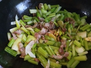 新文美食  五花肉西芹炒豆皮,倒入锅中煸炒均匀。