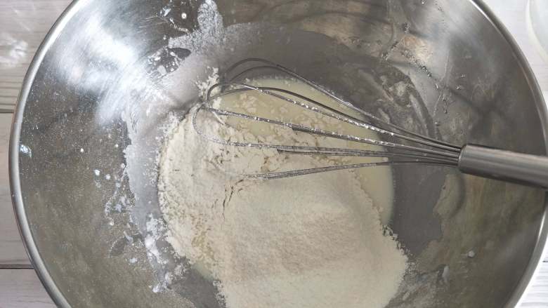 火龙果奶油蛋糕卷,倒入过筛的低筋面粉，或者再过一次筛，都是可以的。