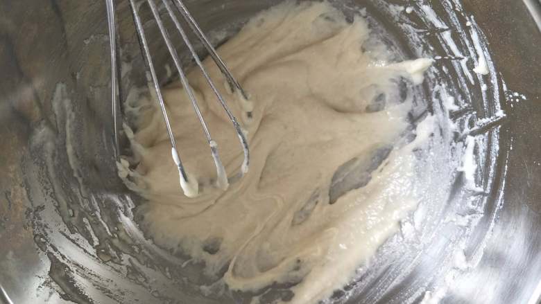 火龙果奶油蛋糕卷,用画一的方式，让面粉融合，不见干粉。