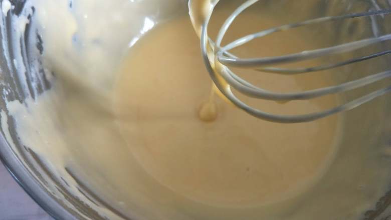 火龙果奶油蛋糕卷,放入蛋黄，同样用画一或者Z的方式，把蛋黄的面糊混合均匀，得到细腻的蛋糕糊。
