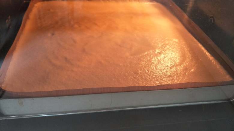 火龙果奶油蛋糕卷,蛋白霜分三次和蛋黄糊翻拌均匀，倒入烤盘中，放入提前预热的烤箱，175度20分钟