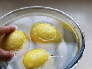 柠檬蜂蜜饮,柠檬用温水洗净，可以在柠檬表面撒一些食盐，轻轻搓一下，再冲洗干净。