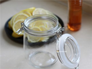 柠檬蜂蜜饮,取一个干净的无水无油的瓶子。