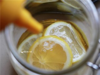 柠檬蜂蜜饮,在罐底放一层柠檬，倒一些蜂蜜，再放一层柠檬，倒一层蜂蜜，以此往复。